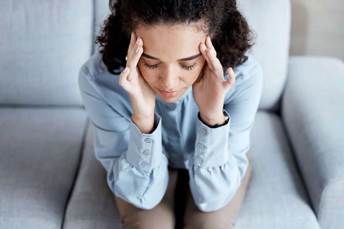 Pessoa praticando mindfulness ao ar livre para controle de ansiedade em ambiente tranquilo