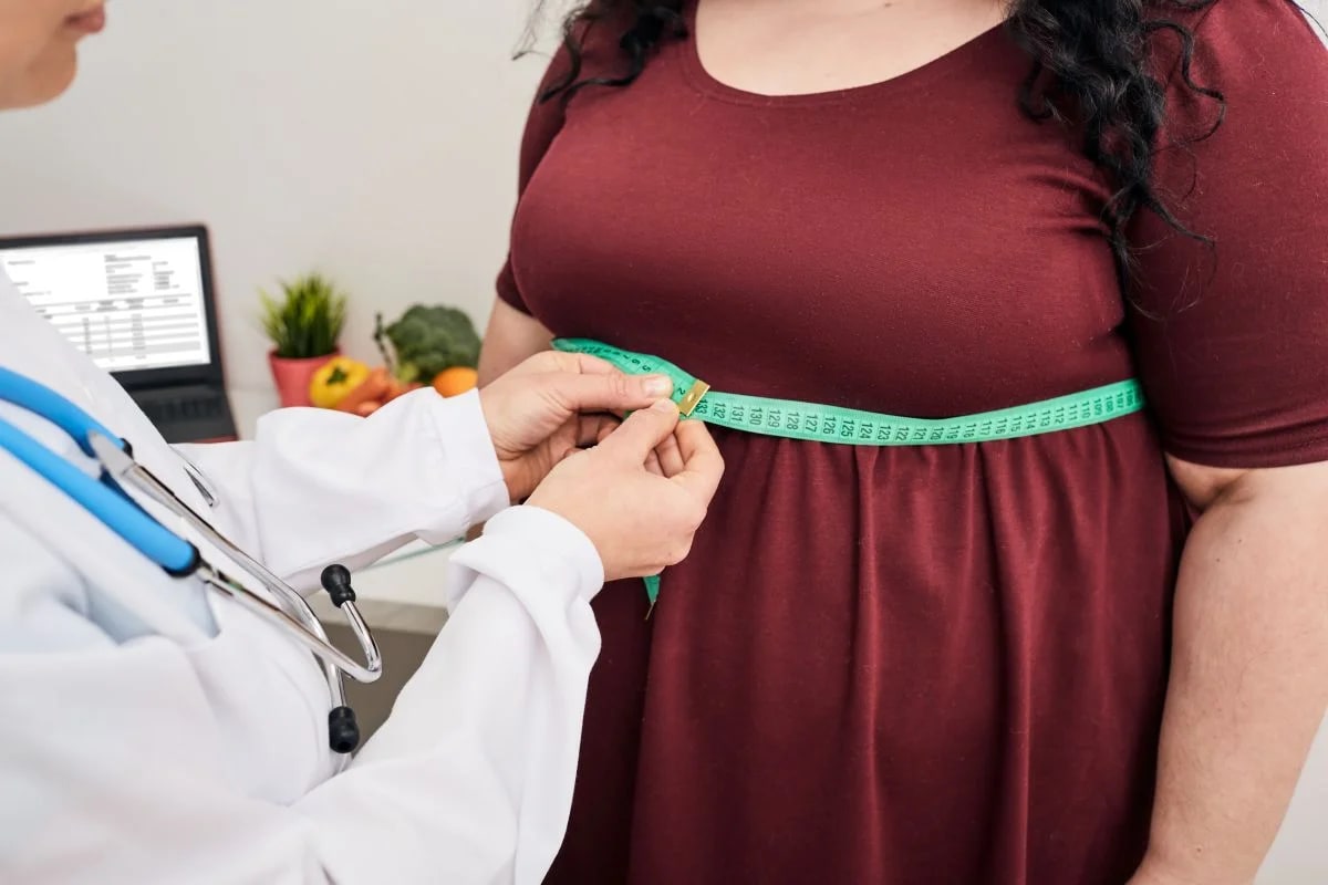 Paciente em avaliação psicológica para laudo de cirurgia bariátrica em consultório acolhedor