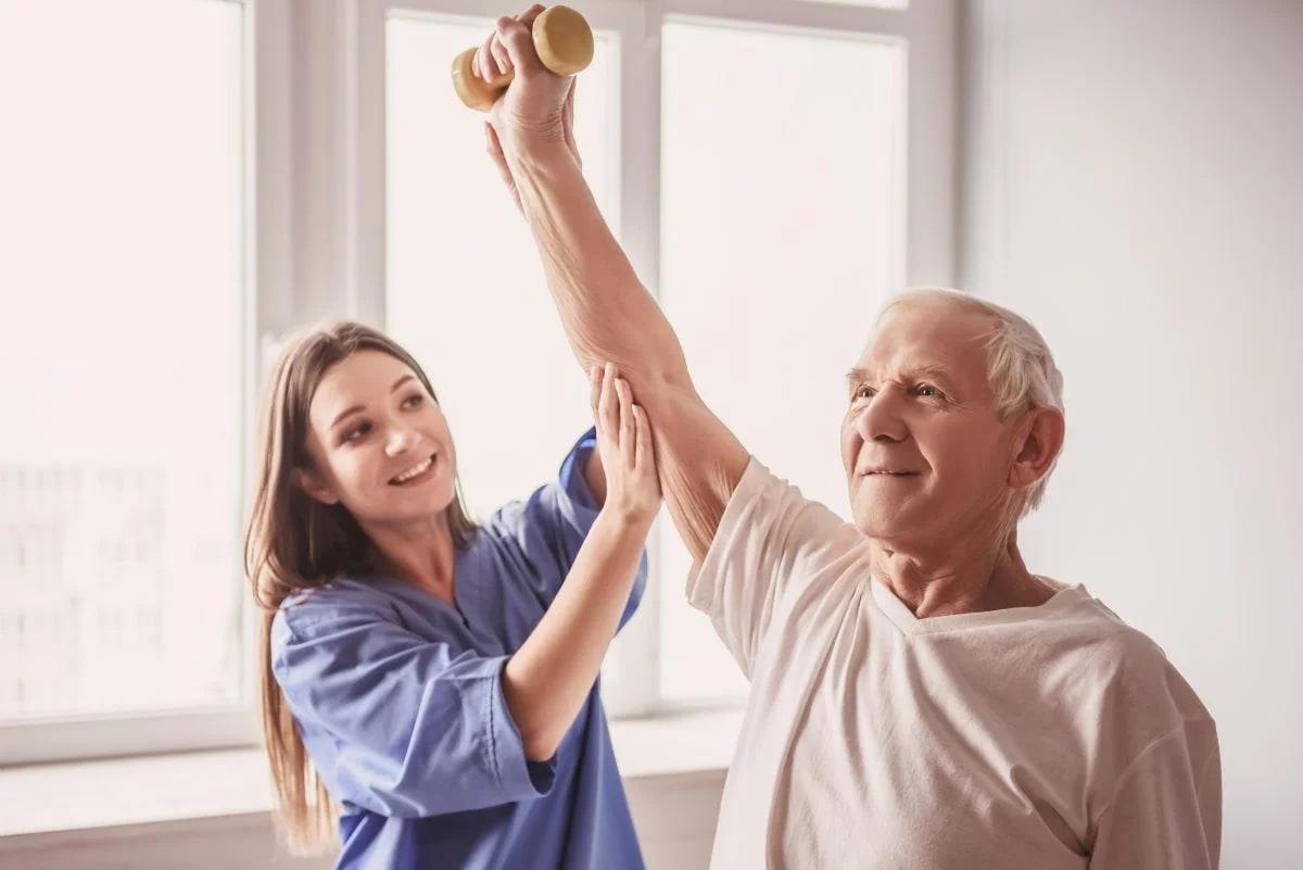 Paciente idoso recebendo estimulação magnética transcraniana para tratamento de Parkinson