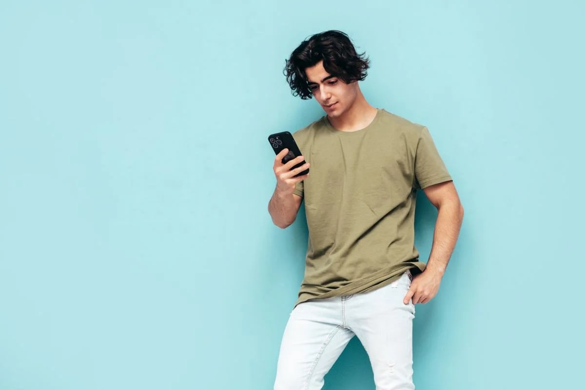 Jovem assistindo vídeos de autodiagnóstico psiquiátrico em tela de celular vertical