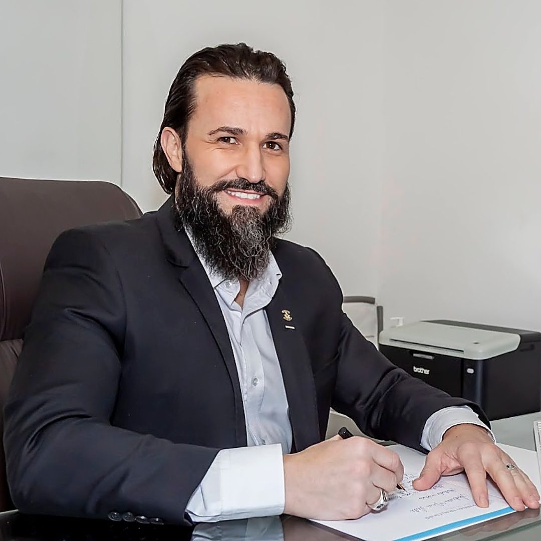 Retrato editorial de Dr. Rodrigo Rocha, Psiquiatra