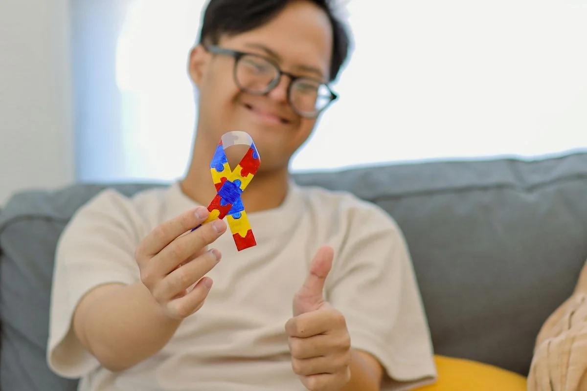 Sessão de estimulação magnética transcraniana para autismo com bobina posicionada sobre paciente