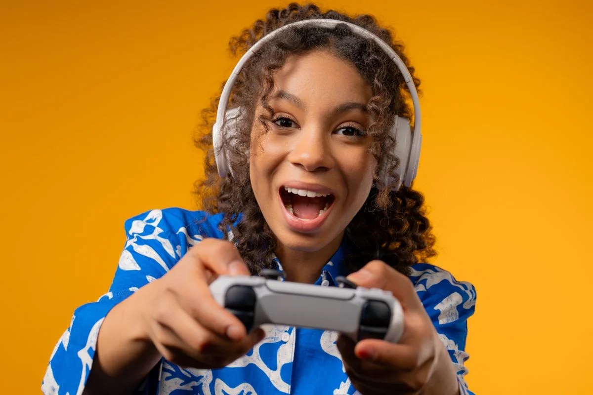 Pessoa concentrada em jogo eletrônico à noite, retrato do impacto de jogos na saúde mental