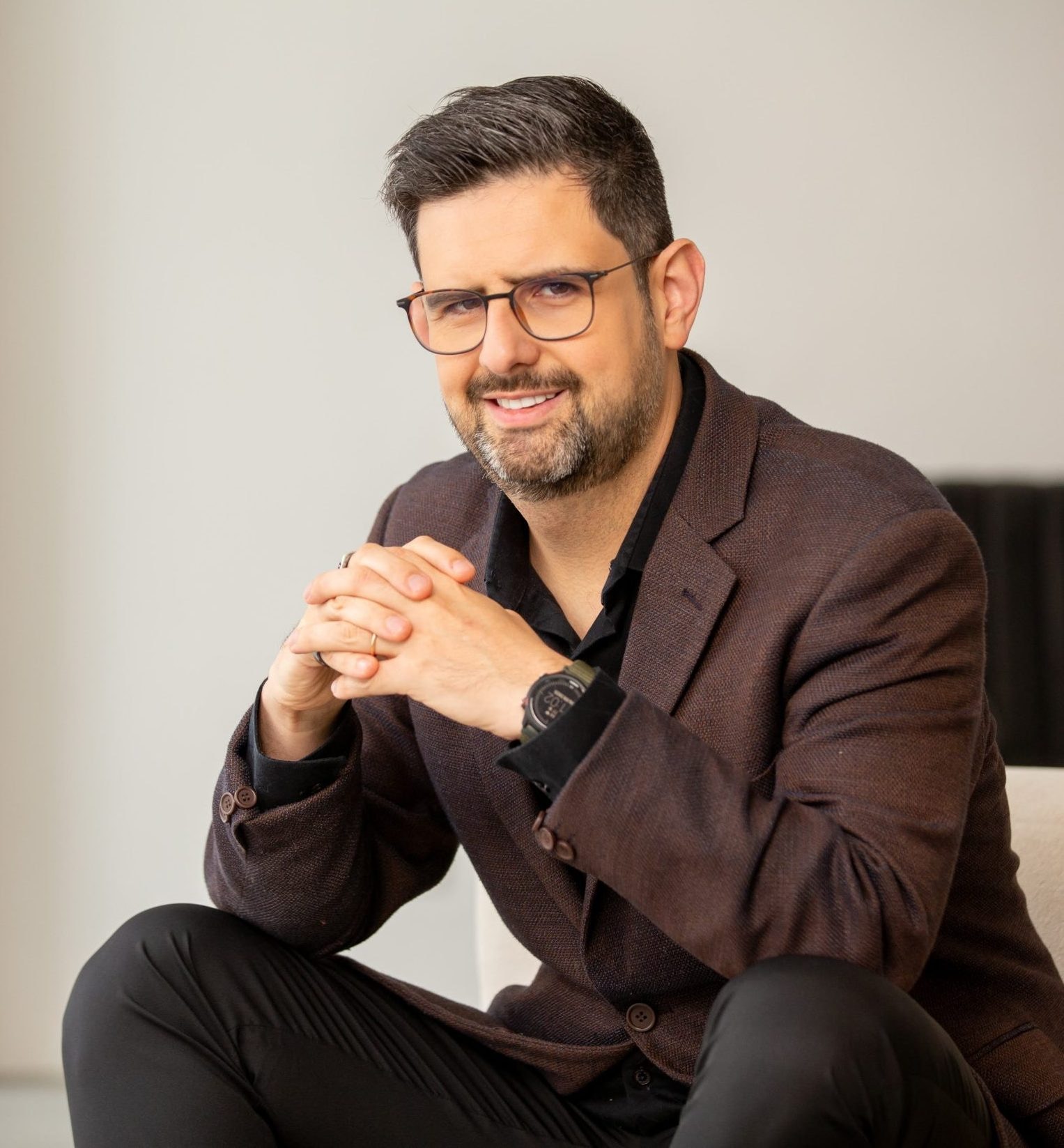Dr. Thiago Dias em atendimento na sala de consulta do Instituto Alceu Giraldi