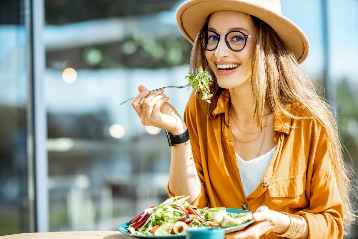 Prato com alimentos coloridos e equilibrados ilustrando relação entre alimentação e saúde mental