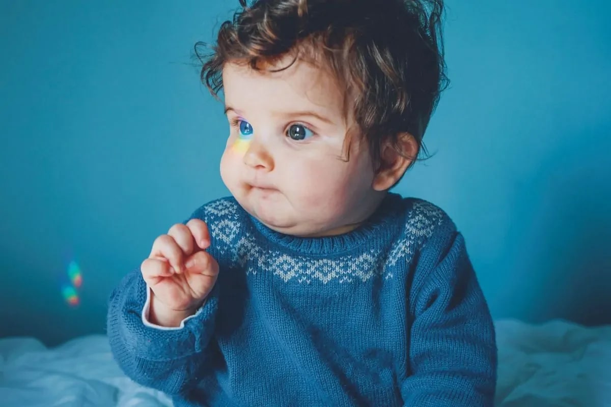 Bebê observado por familiar em busca de sinais precoces de autismo