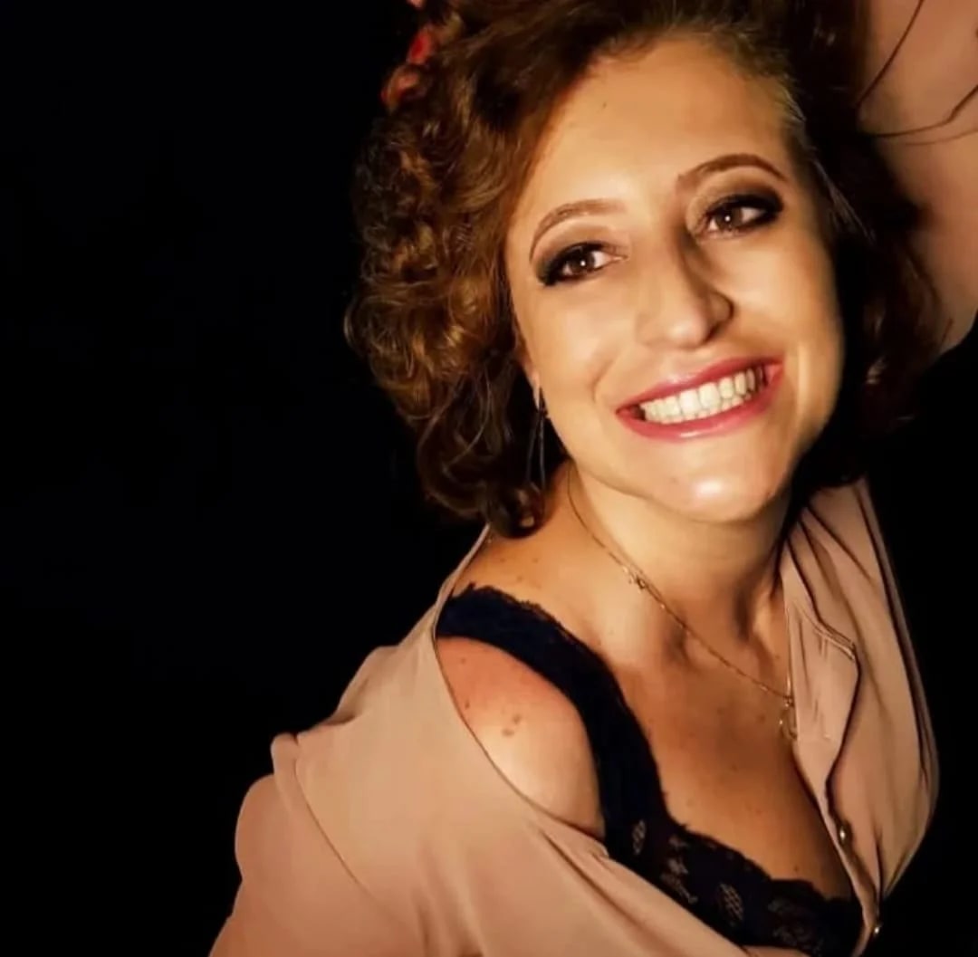 Mulher sorrindo após tratamento de câncer de mama, expressão de esperança e superação