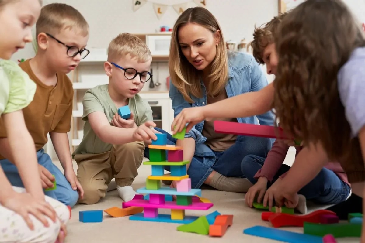 Crianças brincando juntas ao ar livre, cena lúdica de desenvolvimento e saúde mental infantil