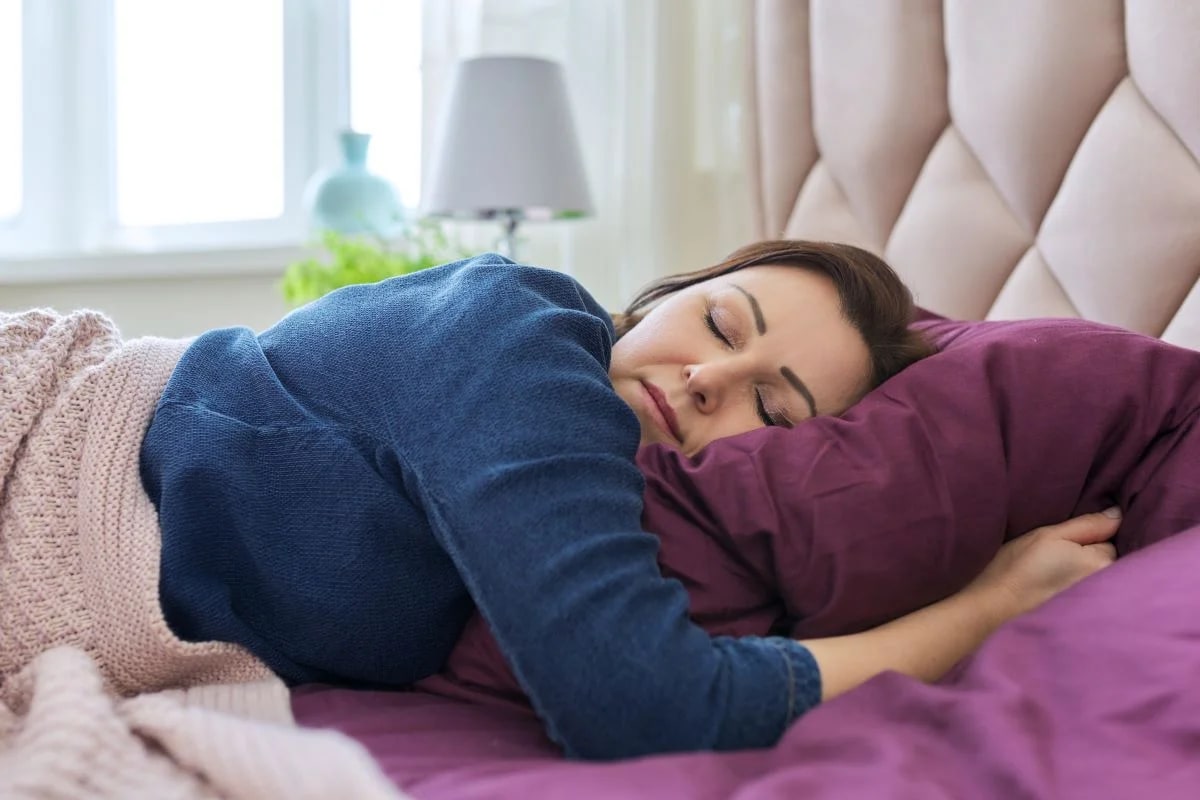 Quarto silencioso com cama arrumada e luz suave ilustrando bons hábitos de sono