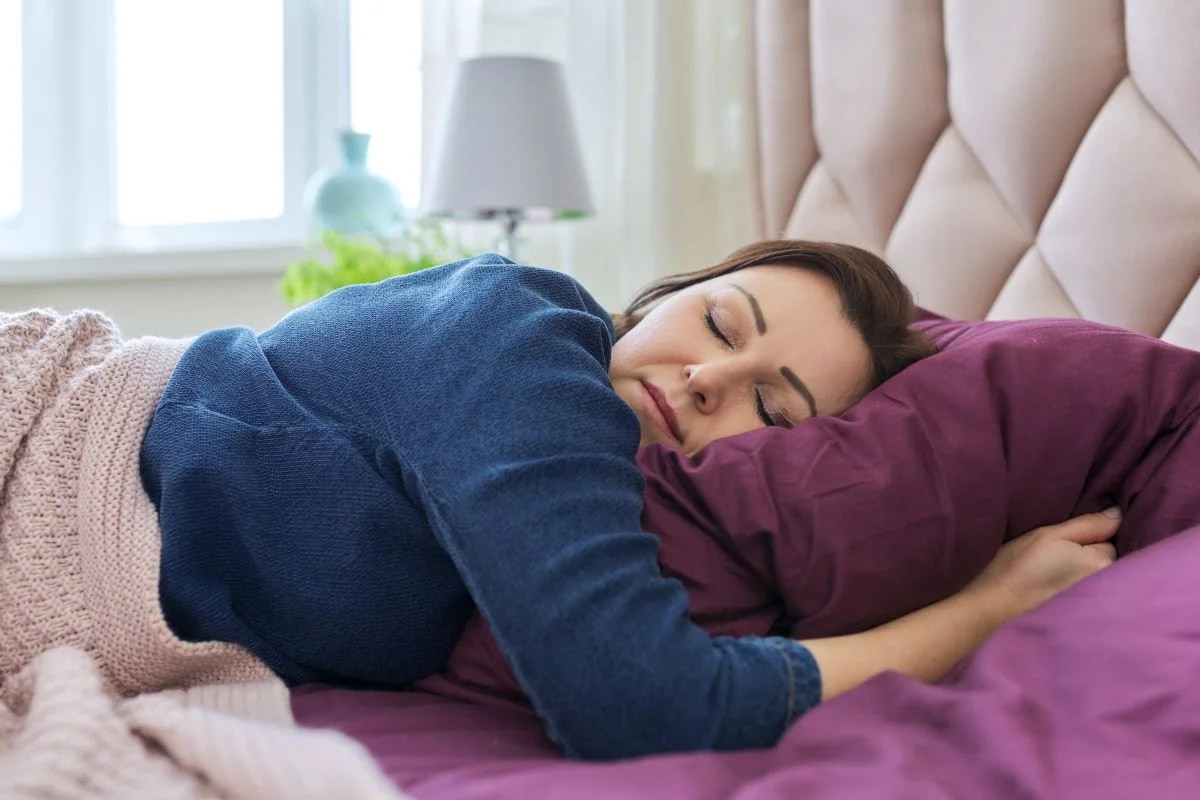Quarto silencioso com cama arrumada e luz suave ilustrando bons hábitos de sono