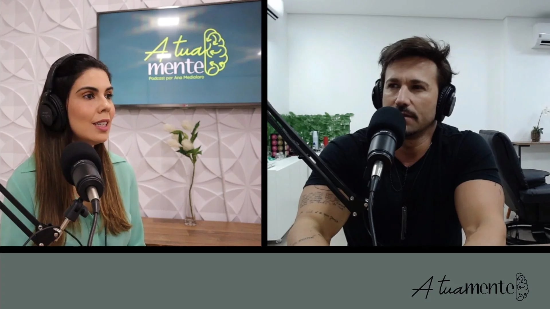 Homem em exaustão mental apoiado sobre a mesa do escritório com expressão de cansaço extremo