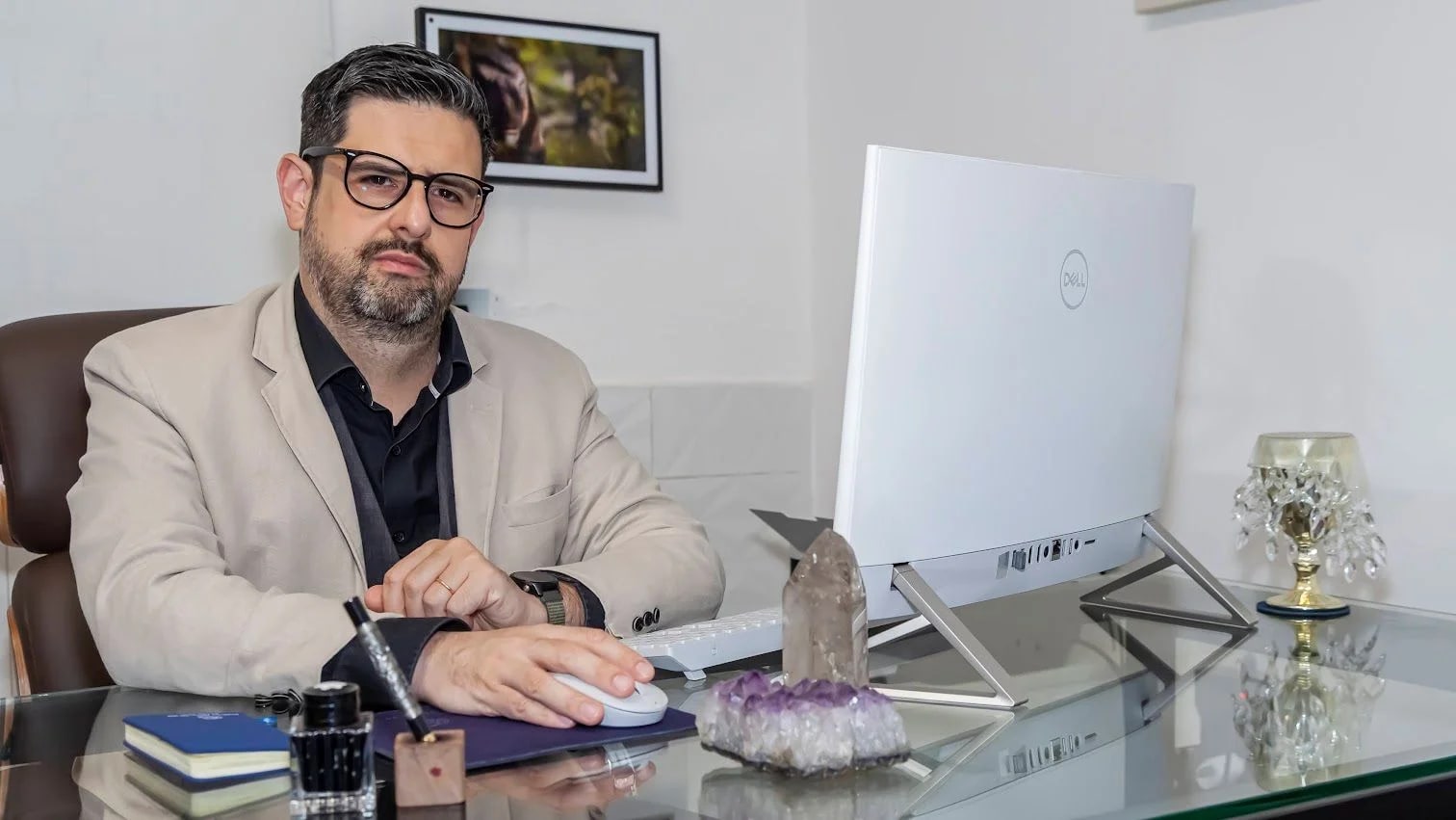 Médico psiquiatra em consultório iluminado pronto para receber paciente em primeira consulta