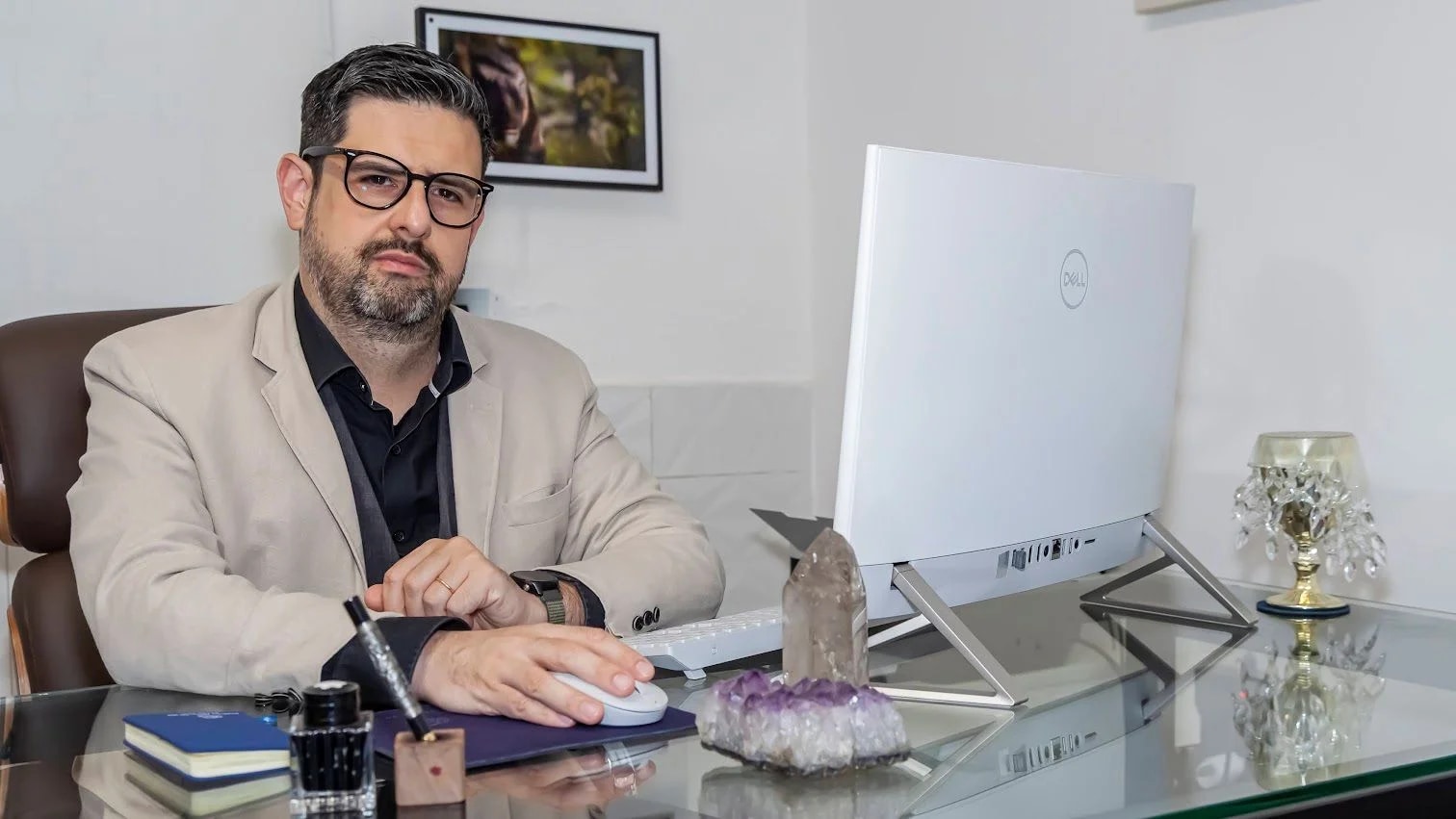 Médico psiquiatra em consultório iluminado pronto para receber paciente em primeira consulta