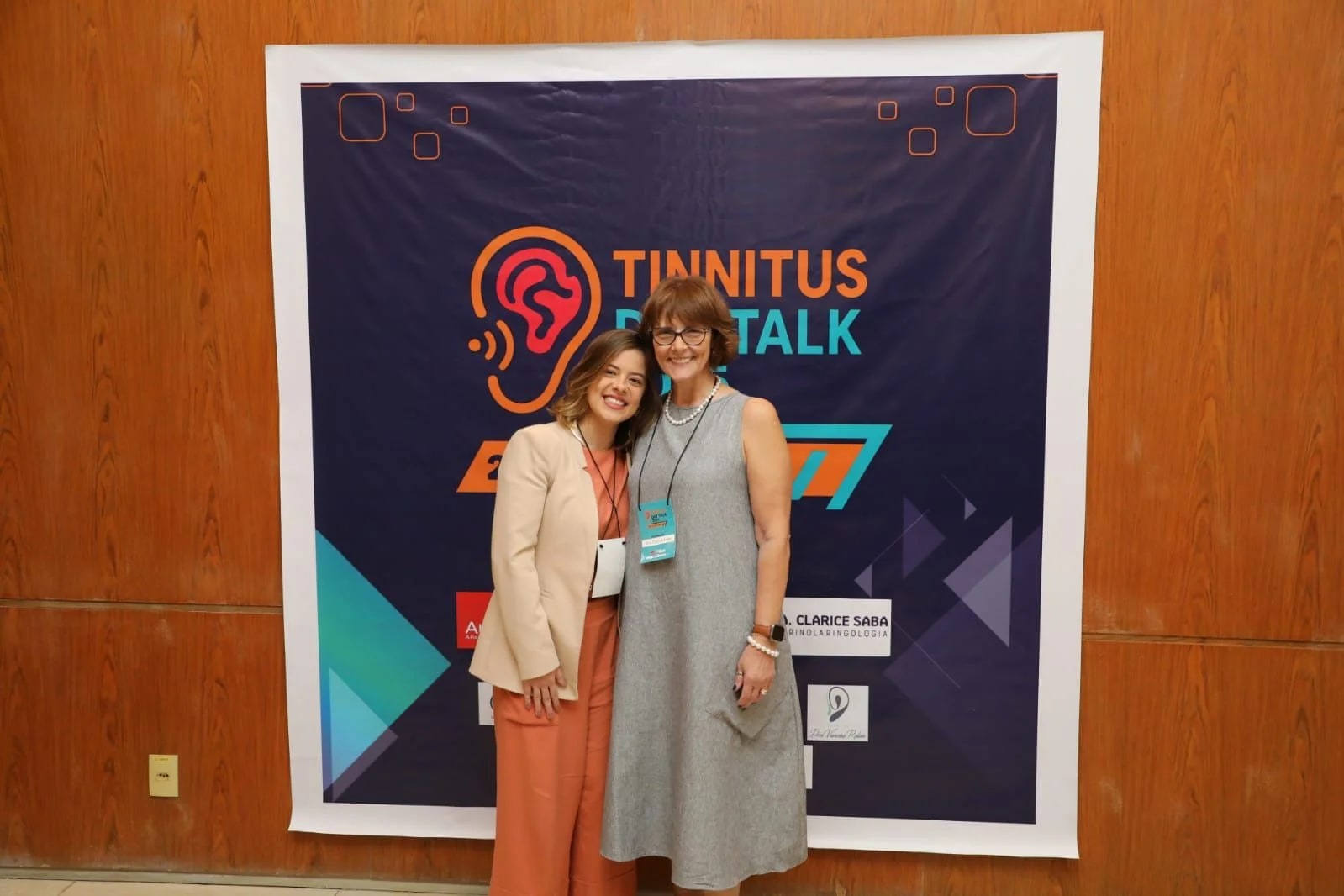 Duas profissionais em painel sobre zumbido e saúde mental no Tinnitus Day Talk 2025