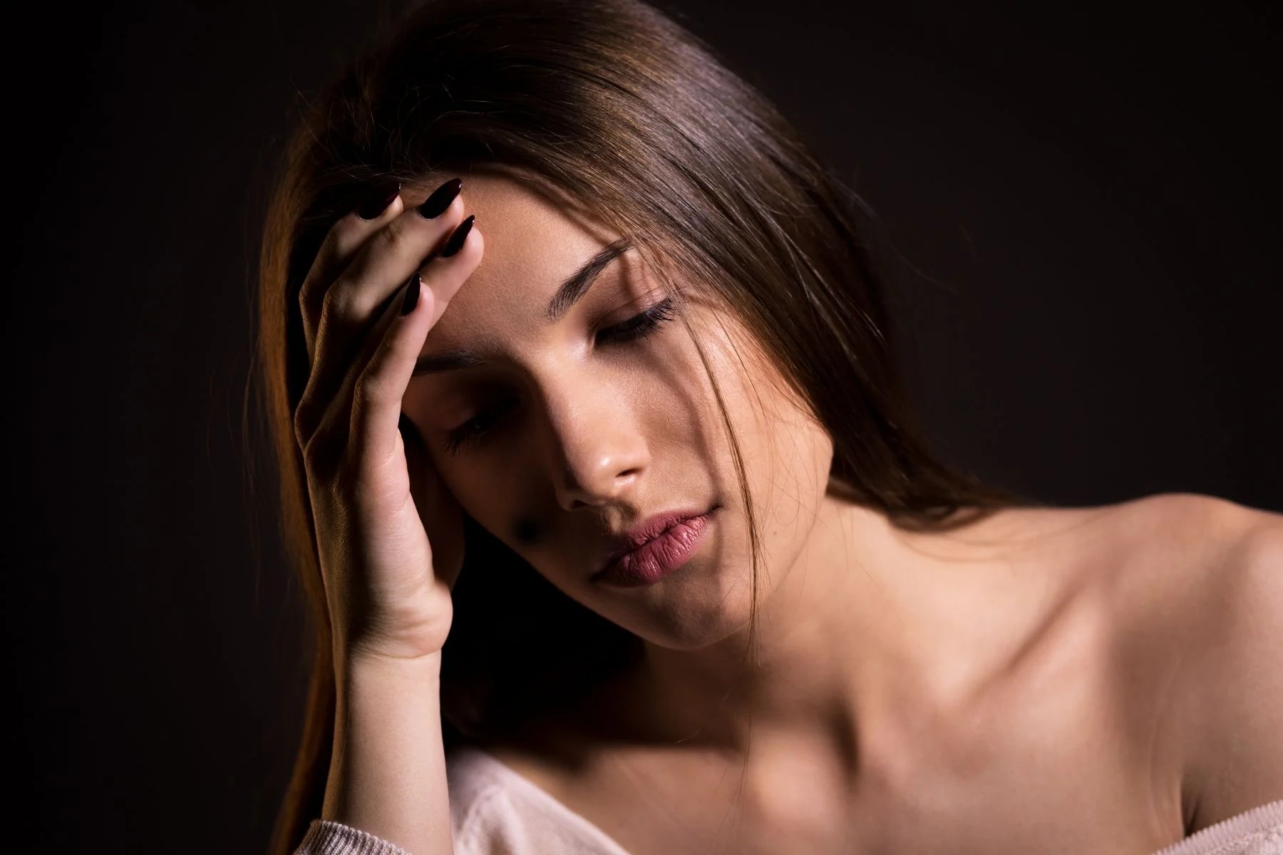 Mulher com depressão. Preocupada. Cansada.