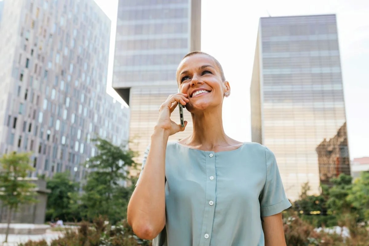 Mulher confiante em ambiente corporativo ilustrando boa saúde mental na empresa