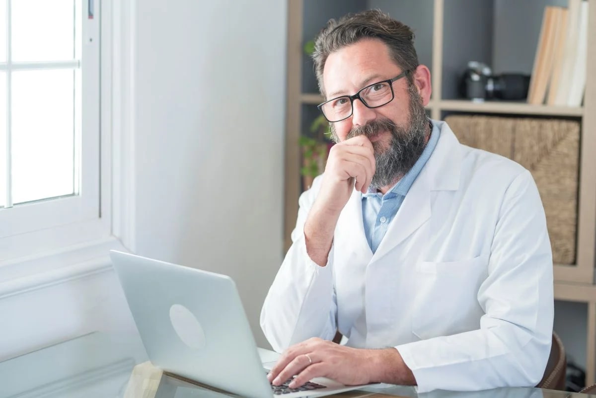 Tela de notebook em consulta de psiquiatra online com paciente conectado por telemedicina