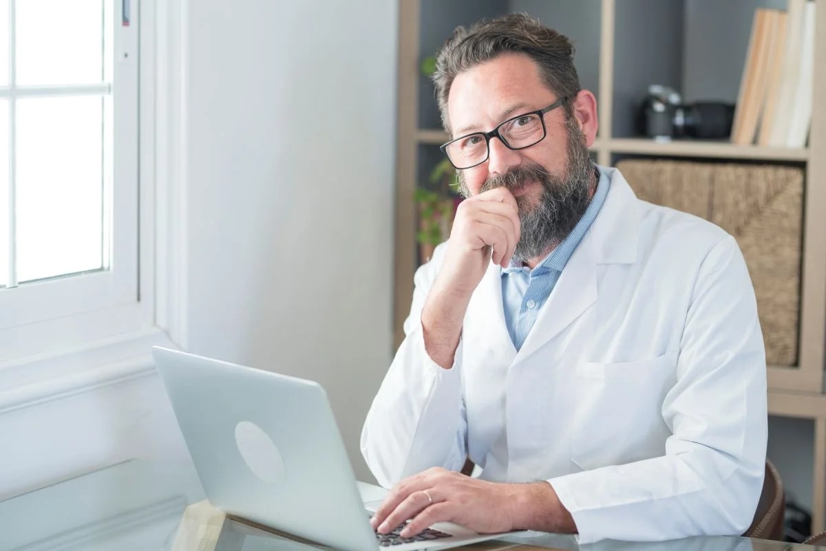 Tela de notebook em consulta de psiquiatra online com paciente conectado por telemedicina