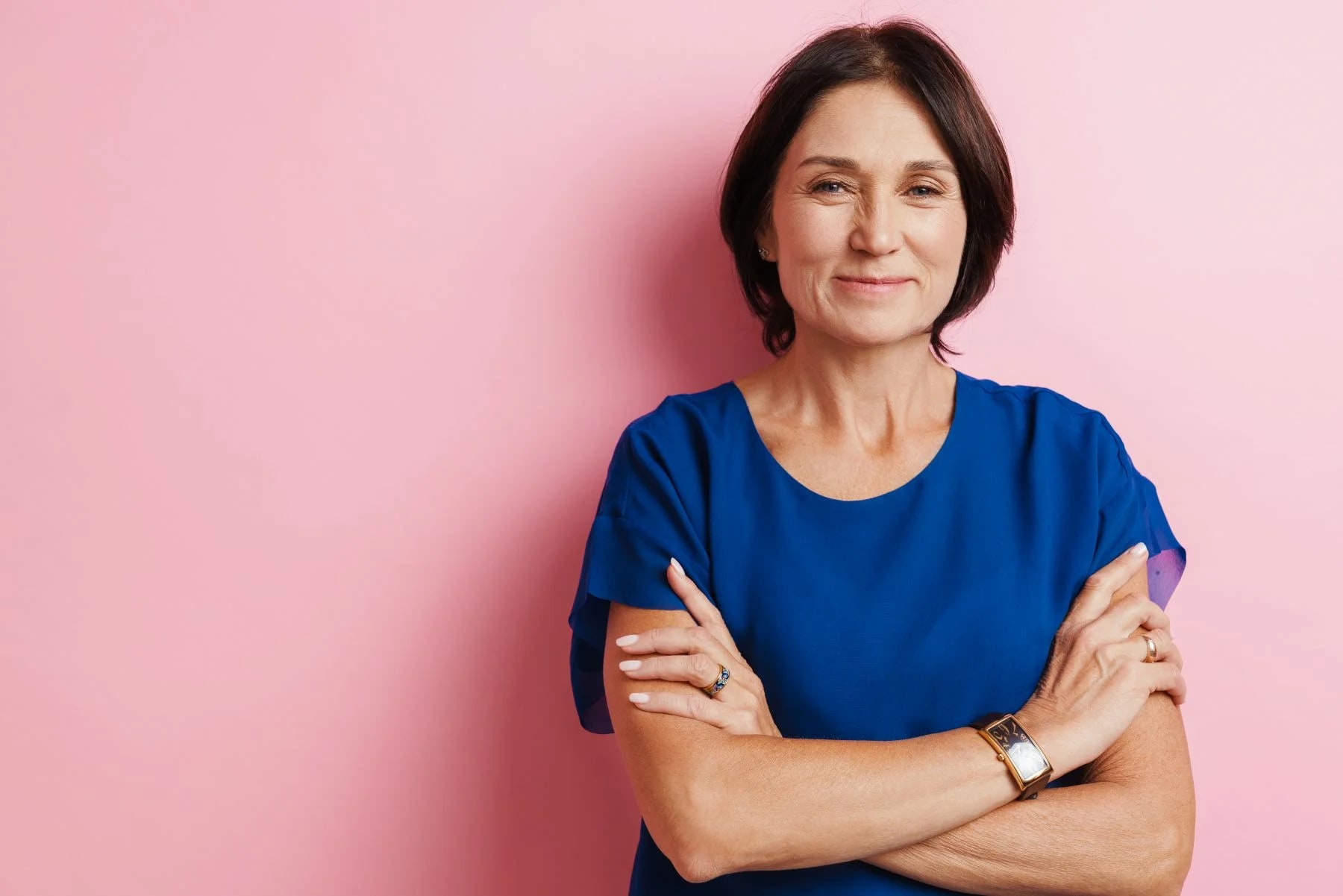 Mulher feliz na menopausa. Sem sintomas de TPM e com alta disposição.