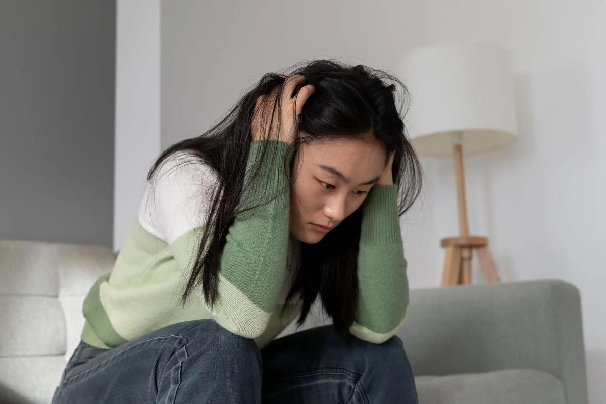 Paciente em sessão de psicoterapia para tratamento de depressão em consultório iluminado