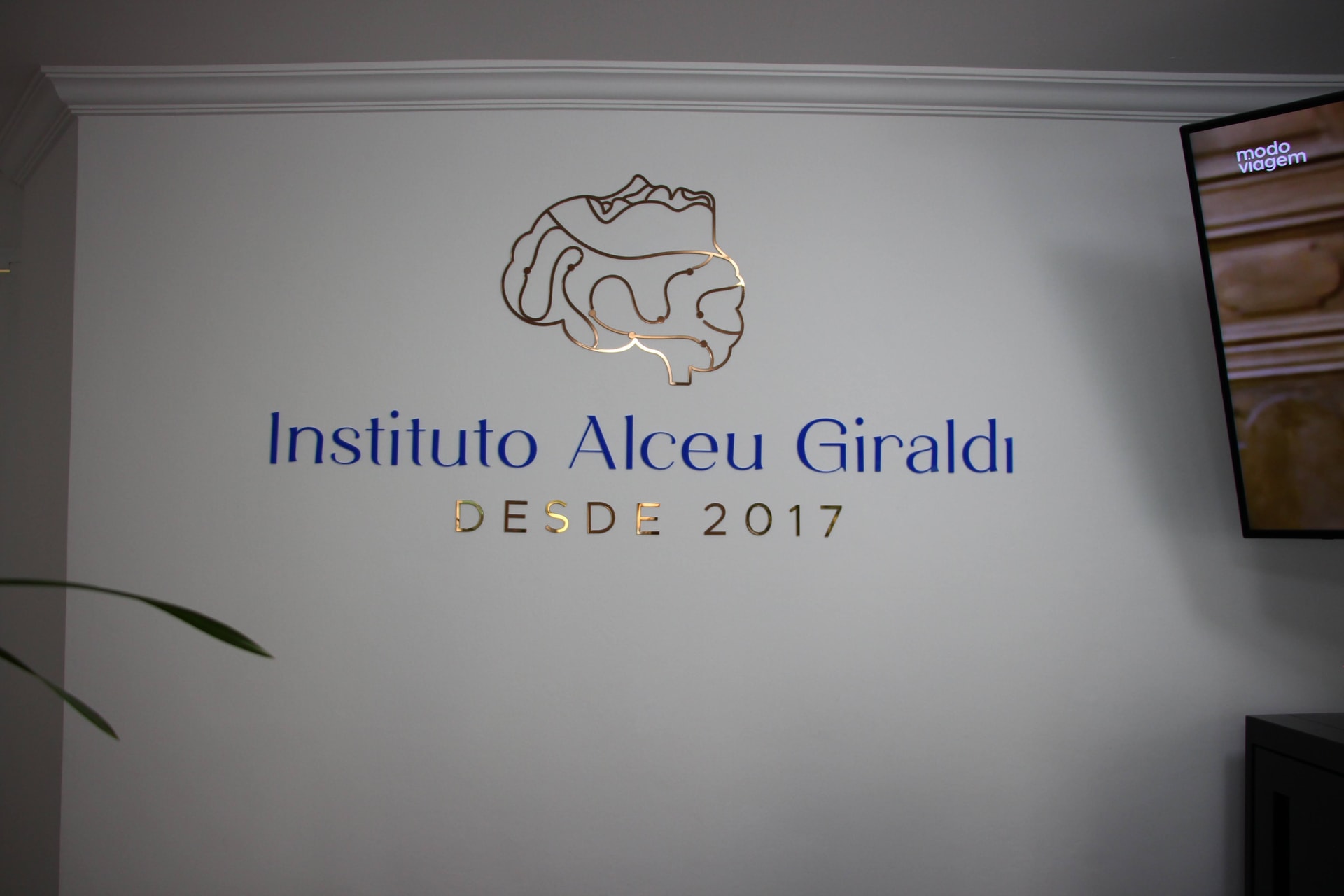 Recepção do Instituto Alceu Giraldi com o logo institucional na parede