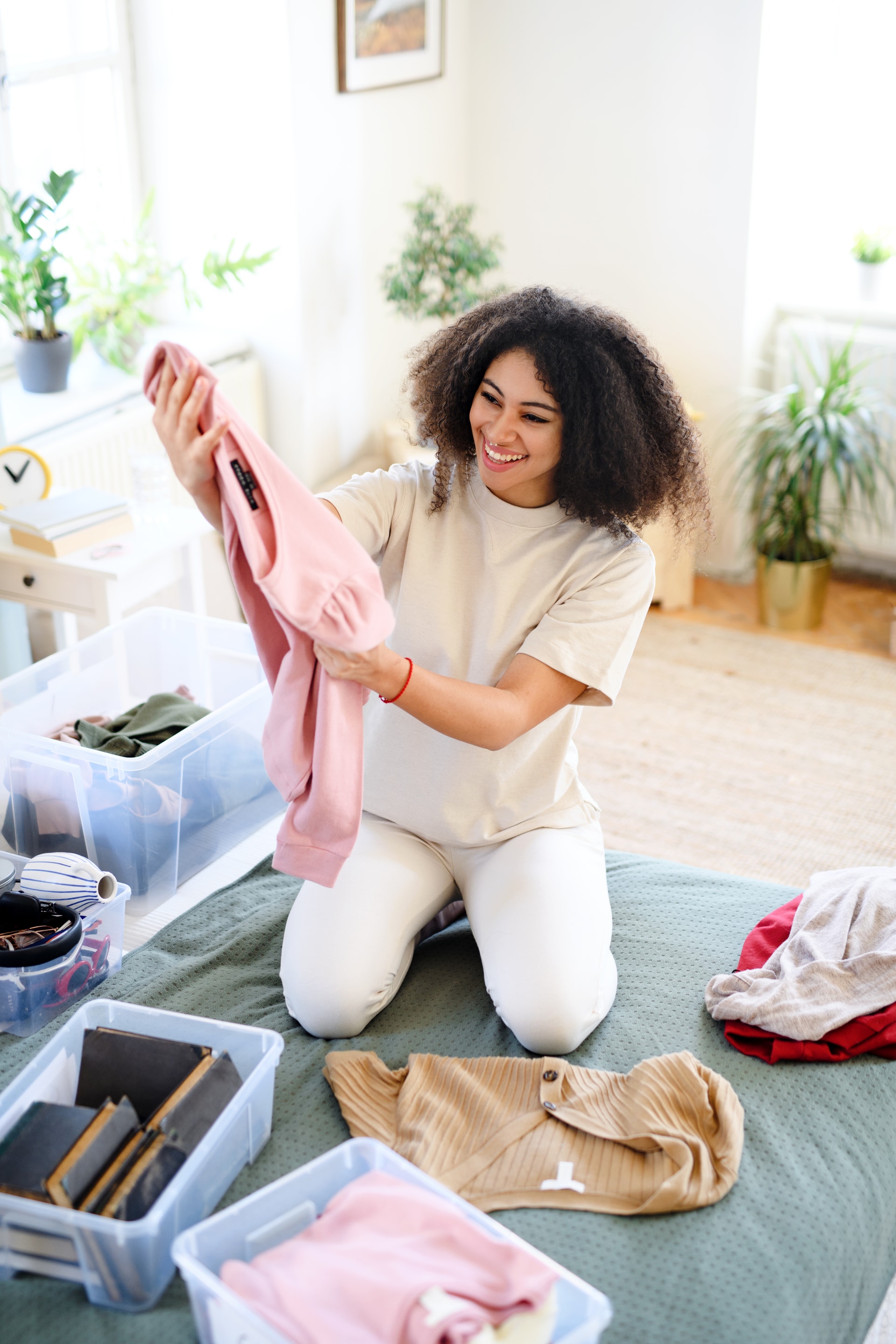 Mulher organizando roupas cuidadosamente em casa. Imagem editorial sobre TOC no Instituto Alceu Giraldi.